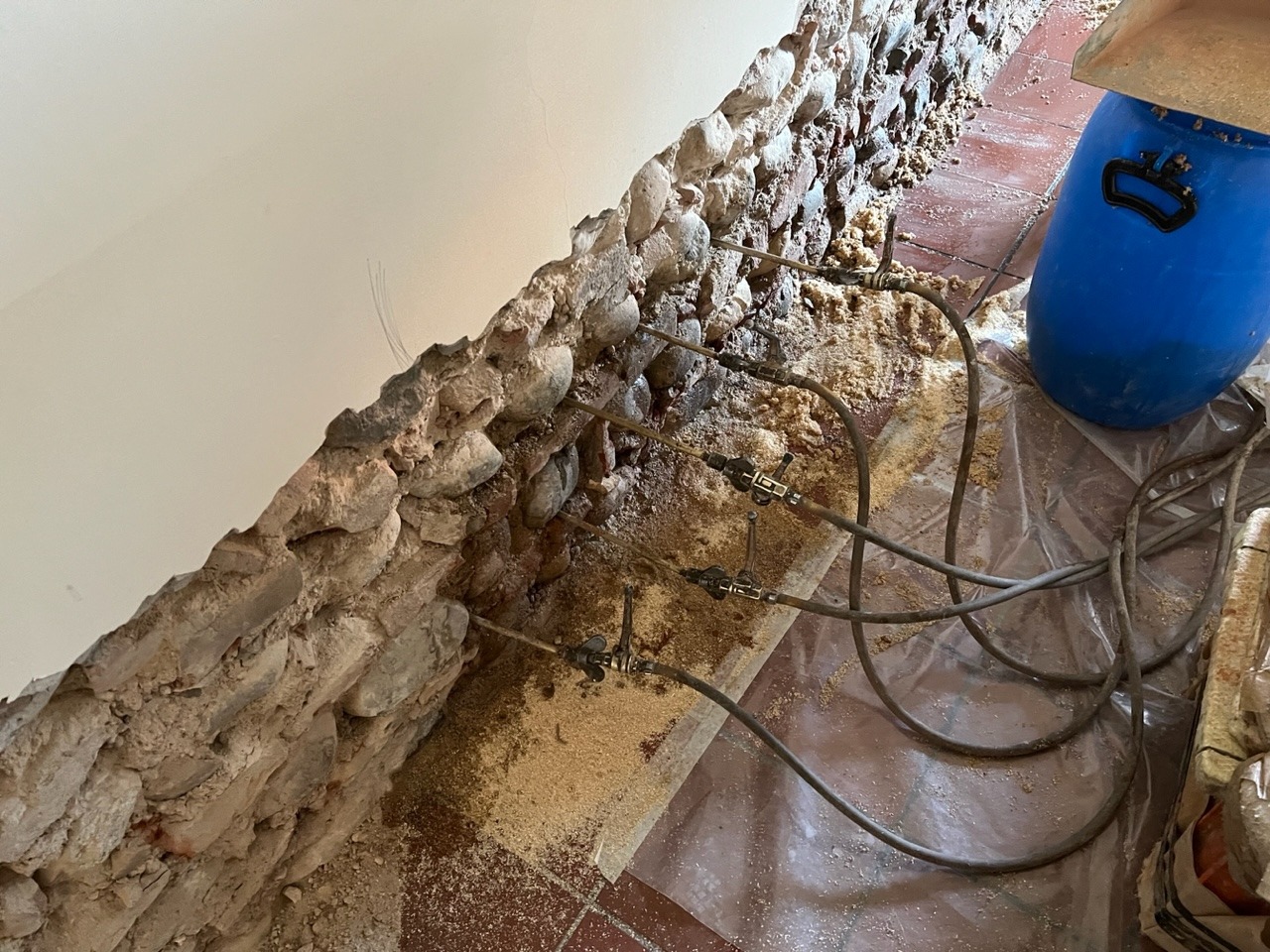 Risanamento definitivo da umidità di risalita presso cascina privata a Verona con garanzia scritta decennale