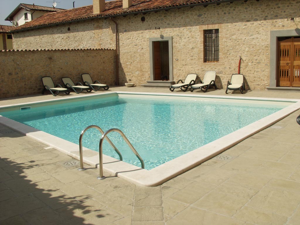 Ristrutturazione cascina rustica in Franciacorta con risanamento murature umide, realizzazione piscine